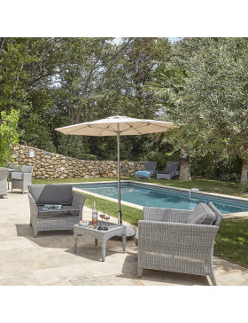 Two Oceane armchairs with parasol in the middle in from of swimming pool